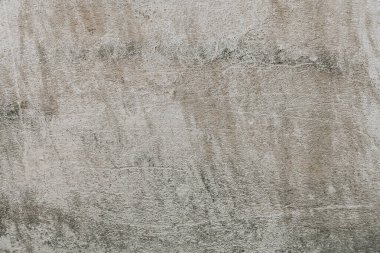 Yıpranmış beton duvar, çok güzel eski bir dokuya sahip. Çatlak ve çiziklerle dolu eski gri bir duvar. Şehir fotoğrafı çok az. Tasarımlarınıza kolayca derinlik ve organik doku ekleyin.