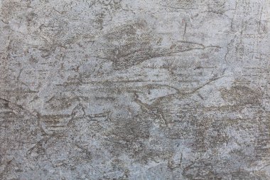 Güzel grunge desenli eski bir beton duvar. Çatlak ve çiziklerle kaplı gri yıpranmış bir arka plan. Şehir fotoğrafı çok az. Tasarımlarınıza kolayca derinlik ve organik doku ekleyin.