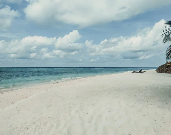 Opuszczona Plaża Pustymi Leżakami Malediwy Tropikalna Wyspa Biały Piasek Niebieski — Zdjęcie stockowe