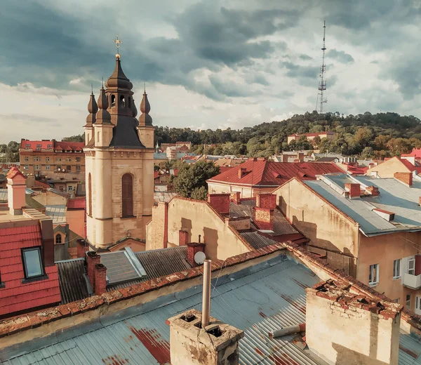 Tetőtéri Kilátás Lviv Ukrajna Régi Házak Vörös Csempe Tetői Madártávlatból — Stock Fotó