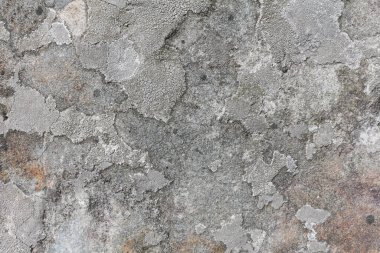 Gri kırmızı renk paletli büyük kaya. Büyük taştan bir uçurum. Doğal dokular. Soyut organik arka plan. Tasarımlarınıza kolayca derinlik ve organik doku ekleyin.