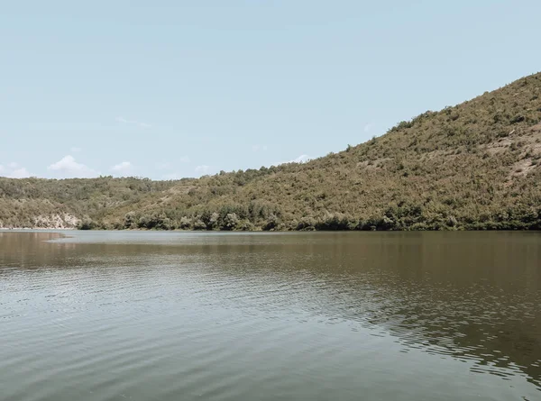 Die Grünen Ufer Eines Flusses Mit Ruhigem Wasser Die Landschaft — Stockfoto