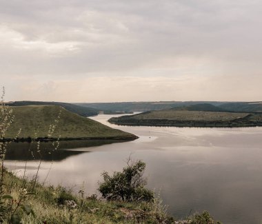 Sakin, pürüzsüz bir su manzarası. Büyük bir nehrin kıyısında. Dinyester nehri, Ukrayna 'daki Bakota Körfezi manzarası. Durgun bej renklerde yaz manzarası.