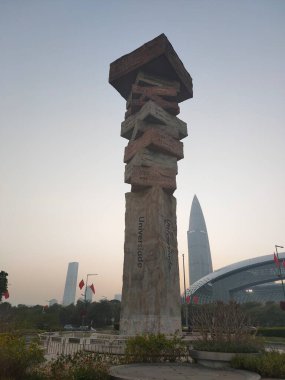 Binanın yanındaki taş heykel mimarisi