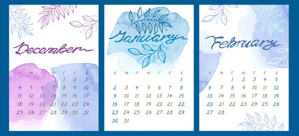 워터 컬러 Set Winter month Calendar template for 2022. 12 월, 1 월, 2 월. 매주 일요일에 시작 한다. 흰색 바탕에는 푸른색, 보라색 및 자주 빛갈 색색 의 스 플라 쉬 , 얼룩 및 잎 이 있다 — 스톡 사진