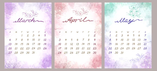 2022 için Watercolor Set Spring ay takvim şablonu. Mart, Mayıs ve Nisan. Hafta Pazar başlıyor. Beyaz arkaplanda yeşil, mor ve pembe renkli lekeler, lekeler ve çiçekler — Stok fotoğraf