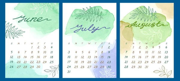Watercolor Set Summer month Calendar template for 2022 년 여름 기준. 6 월, 7 월, 8 월. 매주 일요일에 시작 한다. 흰색 바탕에는 녹색, 보라색 및 갈색의 다채 로운 스 플라 쉬 , 얼룩 및 잎들이 있다 — 스톡 사진