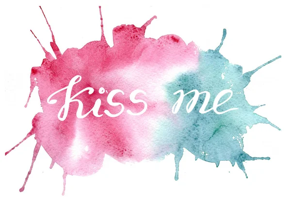 Поцілуй мене - вимовляюча фраза. Каліграфічне написання. Акварельні рожеві та бірюзові плями. Текст мотивації — стокове фото