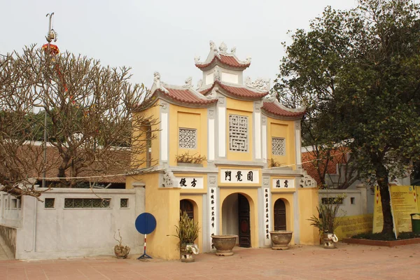 Dien Huu tapınağının girişi. Hanoi, Vietnam