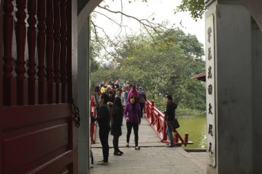 Hoan Kiem Gölü, Hanoi, Vietnam 'daki Yükselen Güneş Köprüsü veya Köprüsü