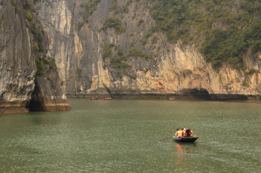 Halong Körfezi mağaraları, uçurumlar ve mağaralar, Vietnam