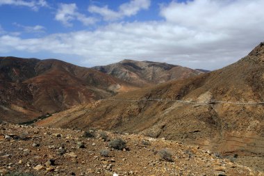 Fuerteventura, İspanya tepeleri arasında yol