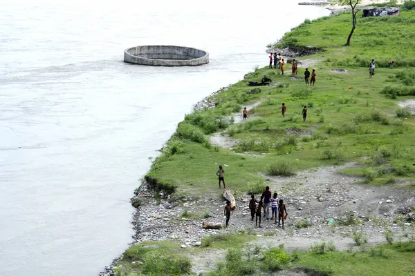 Ganga nehrinin kıyısında, Haridwar. Hindistan 