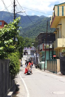 Rishikesh kasabasında bir sokak. Hindistan 