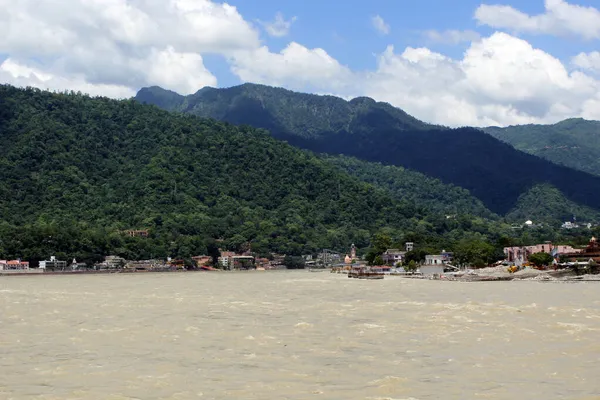 Ιμαλάια Και Ιερός Ποταμός Ganga Στην Πόλη Rishikesh Της Ινδίας — Φωτογραφία Αρχείου