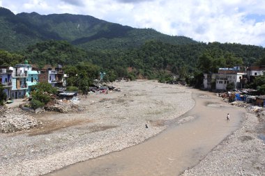 Ganj Nehri 'nin kıyısındaki fakir insanların yerleşimi. Rishikesh, Hindistan 