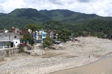 Ganj Nehri 'nin kıyısındaki fakir insanların yerleşimi. Rishikesh, Hindistan 