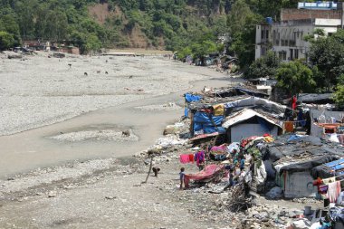 Ganj Nehri 'nin kıyısındaki fakir insanların yerleşimi. Rishikesh, Hindistan 