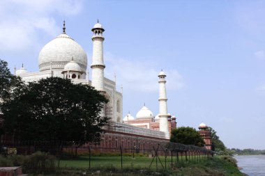 Taj Mahal, Yamuna Nehri manzaralı. Agra, Hindistan