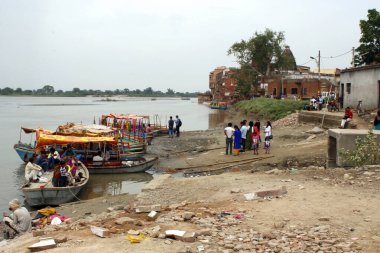Yamuna Nehri kıyısında. Vridavan, Hindistan