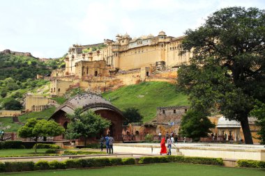 Amber Kalesi 'nin koruyucu duvarları. Jaipur, Hindistan 