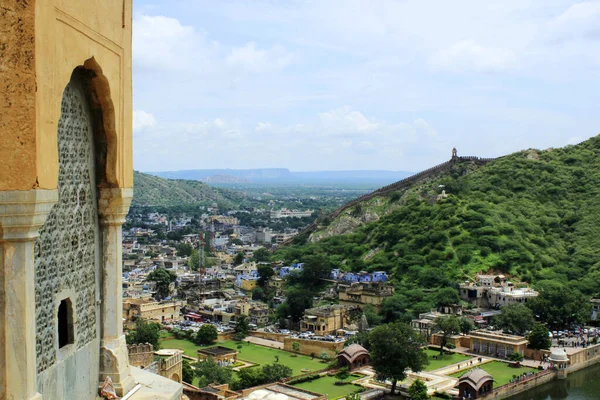 Amber Kalesi 'nin pencerelerinden manzara açılıyor. Jaipur, Hindistan 