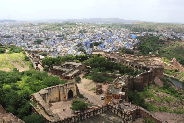 Mehrangarh kalesinin duvarlarından Jodhpur 'un mavi kasabasının manzarası. Jodhpur, Hindistan 