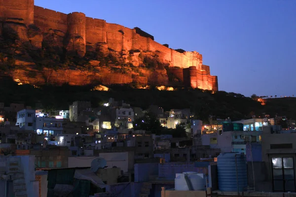 Mehrangarh Kalesi 'nin gece görüşü. Jodhpur, Hindistan 