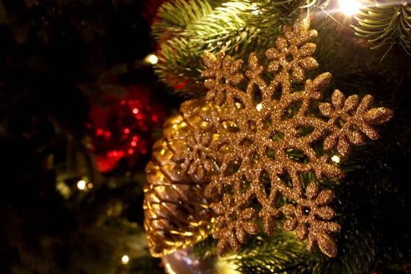 Kerstversiering Sneeuwvlok Een Kerstboom Met Verlichting — Stockfoto