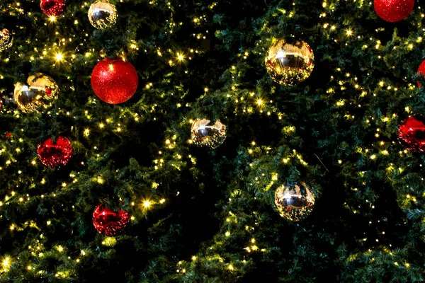 Kerstversiering Ballen Kerstboom Met Verlichting — Stockfoto