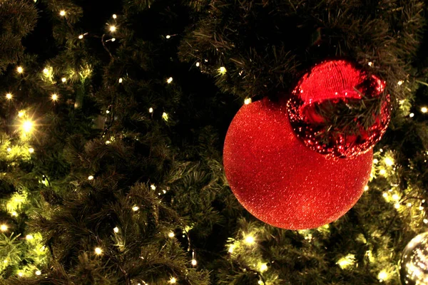 Kerstversiering Ballen Kerstboom Met Verlichting — Stockfoto