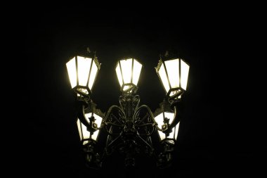 Beş lambalı fener, kara gökyüzü arkaplanına karşı 