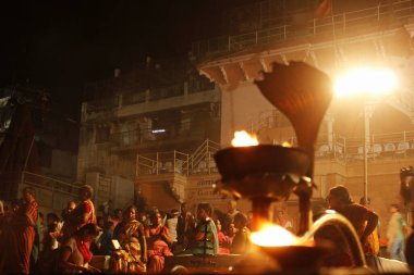 Ateşli ayin kasesi. Puja. Varanasi, Hindistan 