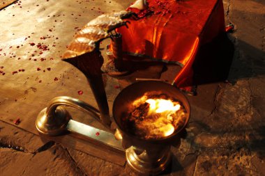 Ateşli ayin kasesi. Puja. Varanasi, Hindistan 