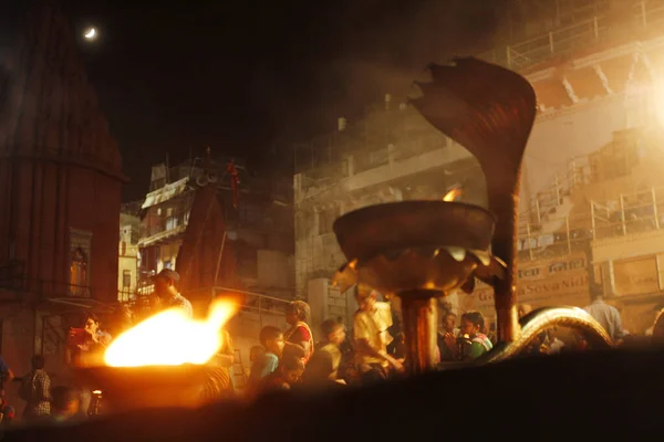 Cuenco Ritual Con Fuego Puja Varanasi India — Foto de Stock