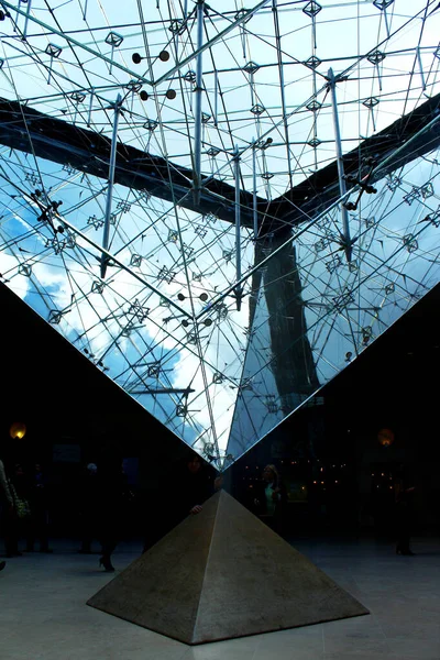 卢浮宫 卢浮宫的玻璃金字塔法国巴黎 — 图库照片