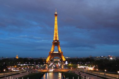 Eyfel Kulesi ve Champs Elysees 'nin akşam manzarası. Paris, Fransa