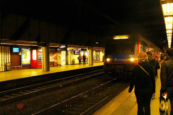 Поезд Прибывает Станцию Париж Франция — стоковое фото