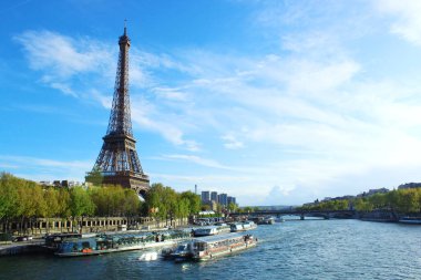 Eyfel Kulesi ve Seine Nehri. Paris, Fransa 