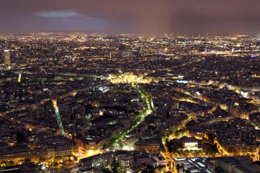 Paris 'in akşam manzarası ve Eyfel Kulesi' nden Zafer Yayı. Fransa 