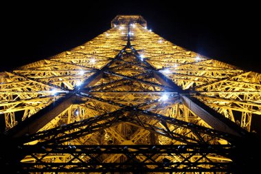 Eyfel Kulesi 'nin akşam manzarası. Paris, Fransa 