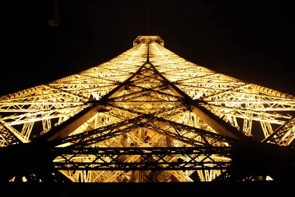 Eyfel Kulesi 'nin akşam manzarası. Paris, Fransa 