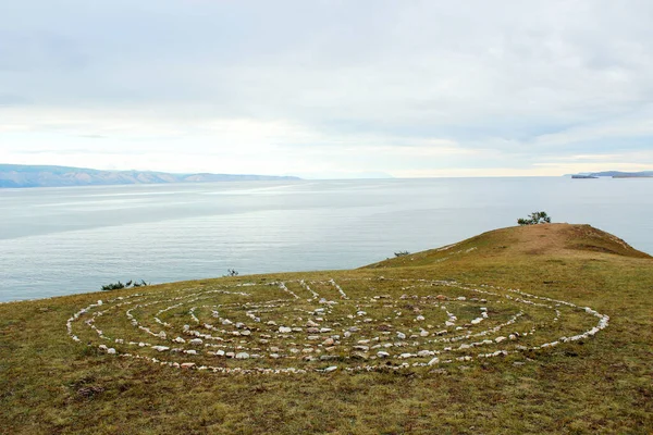 Burkhan Burkhanında Baykal Gölü 'nde ayinsel taş deseni. Olkhon Adası, Rusya