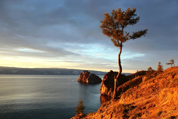 Baykal Gölü 'nde muhteşem bir gün batımı. Olkhon Adası, Rusya 