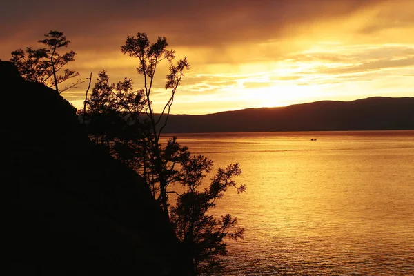Baykal Gölü 'nde muhteşem bir gün batımı. Olkhon Adası, Rusya 