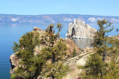 Baykal Gölü 'ndeki Rock Shamanka. Olkhon Adası, Rusya 