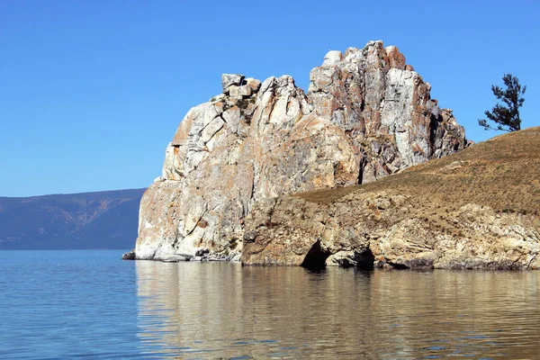 Baykal Gölü 'ndeki Rock Shamanka. Olkhon Adası, Rusya 