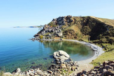 Shamanka kayasının önünde küçük bir koy. Baykal Gölü, Rusya 