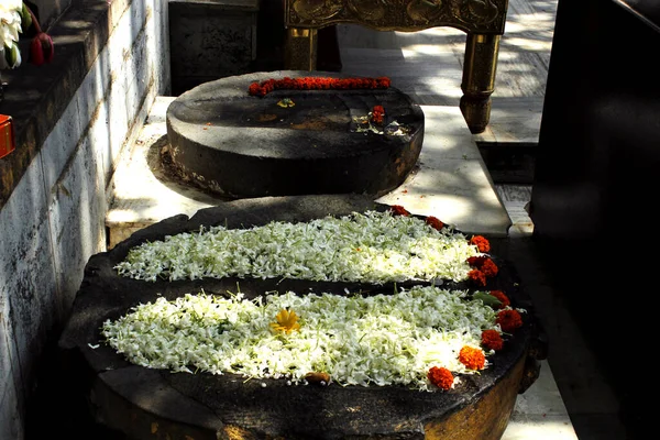 佛的脚镣上满是花 Bodh Gaya — 图库照片