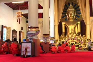 Tapınaktaki Budist rahipler. Chiang Mai, Tayland 